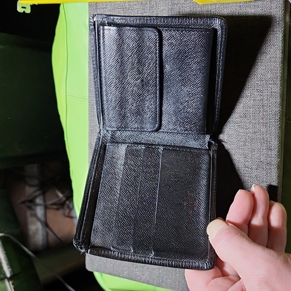 Louis Vuitton Mens Black Epi leather "Marco" wallet 100%AUTHENTIC - Picture 4 of 6